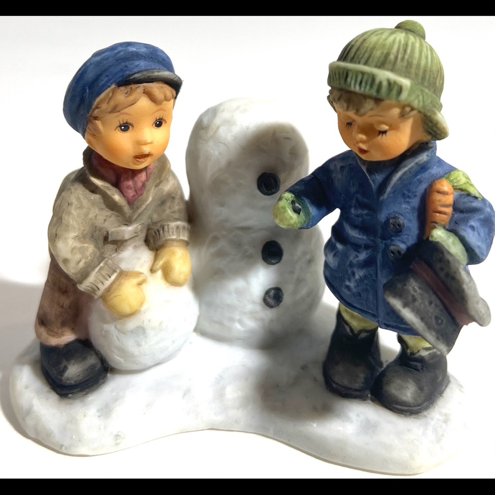HAWTHORNE VILLAGE “RARE”- SNOWY FUN FOR EVERYONE - Picture 3 of 7